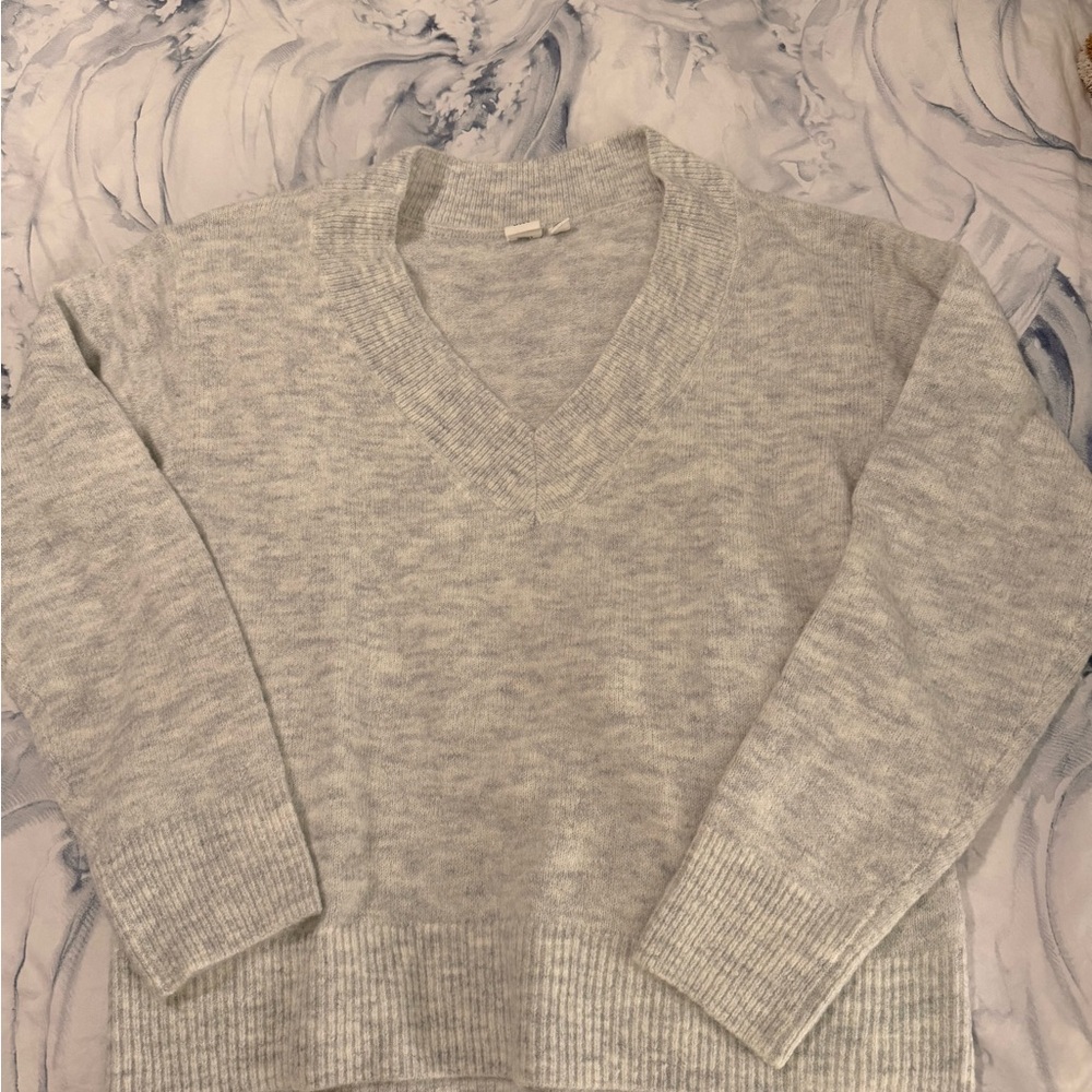 GAP Women's Light Gray V-Neck Sweater